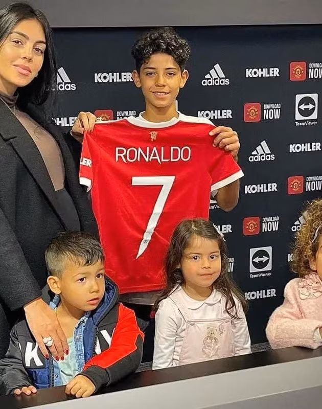 Ronaldo Jr và gia đình trong ngày ký hợp đồng với Man Utd.