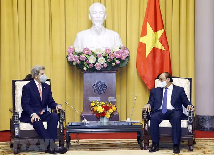 Chủ tịch nước Nguyễn Xuân Phúc tiếp Đặc phái viên của Tổng thống Hoa Kỳ John Kerry. (Ảnh: TTXVN)