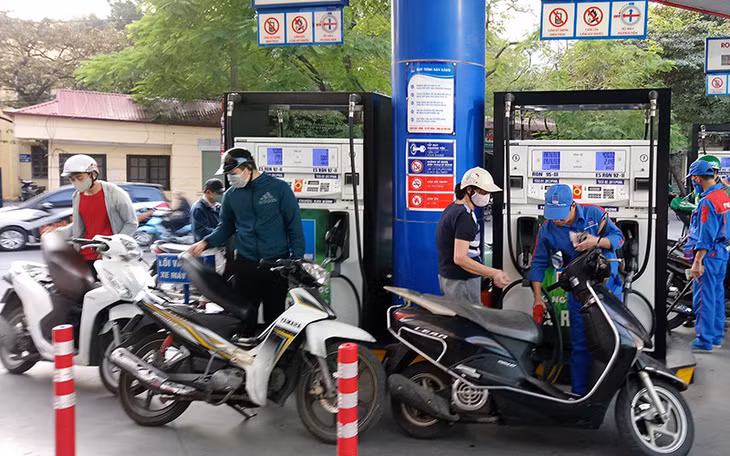 Người dân mua xăng tại cửa hàng xăng dầu trên phố Thái Thịnh (Đống Đa, Hà Nội).