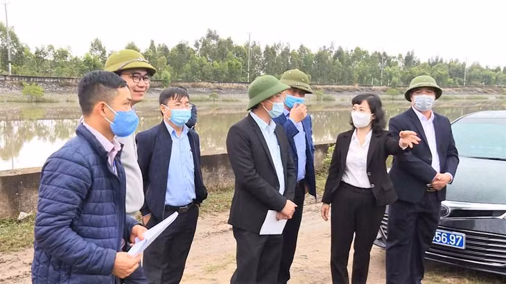 Đoàn công tác của Thường trực HĐND tỉnh khảo sát thực hiện quy hoạch 3 loại rừng tại TP Uông Bí, tháng 3/2021. Ảnh: Thành Công