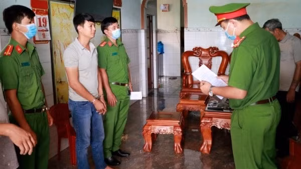 Cơ quan Công an thực hiện lệnh khám xét nơi ở của Nguyễn Tất Đạt.
