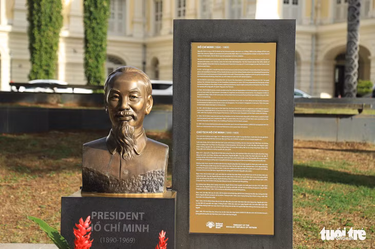 Chủ tịch nước Nguyễn Xuân Phúc dâng hoa tượng đài Chủ tịch Hồ Chí Minh tại Singapore - Ảnh 4.