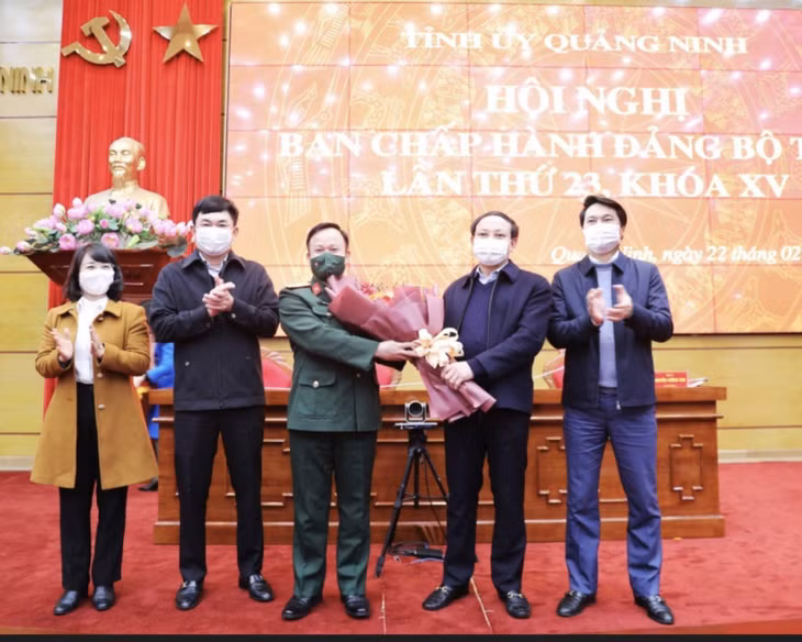 Thay mặt BCH Đảng bộ tỉnh, Thường trực Tỉnh ủy tặng hoa chúc mừng đồng chí Đại tá Khúc Thành Dư, Chỉ huy trưởng Bộ Chỉ huy Quân sự tỉnh.