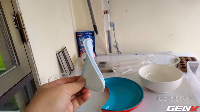 Một chiếc nắp hộp bị biến dạng do rửa bằng nước nóng trong máy rửa bát