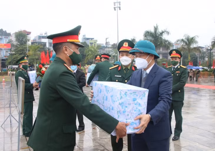 Đồng chí Bùi Văn Khắng, Phó Chủ tịch UBND tỉnh, tặng quà cho đơn vị nhận quân.