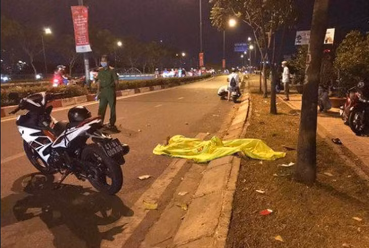 Công an khám nghiệm hiện trường vụ một nghi can cướp giật tử vong trên đường tháo chạy.