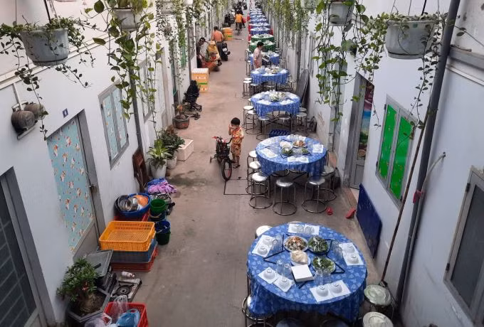 Dãy bàn tiệc được bày giữa lối đi rộng 3,5 m. Ảnh: Lê Tuyết