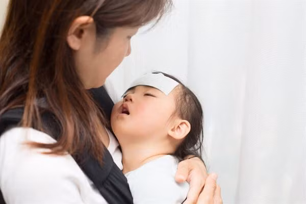 Khi trẻ sốt dùng khăn nhúng nước ấm lau người trẻ nhiều lần vùng nách và bẹn để hạ nhiệt.