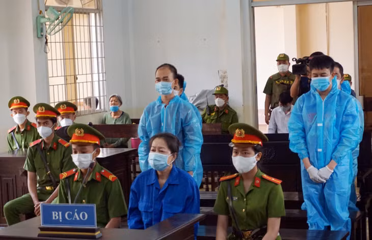 Các bị cáo nghe HĐXX tuyên án.
