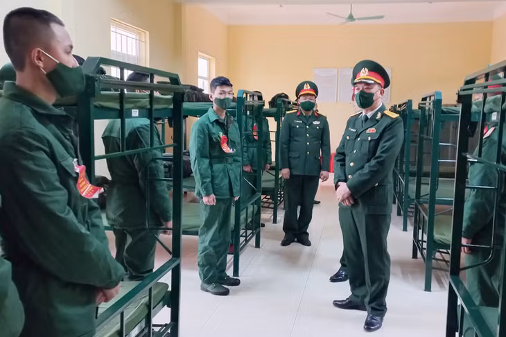 : Đại tá Lê Hồng Thắng, Phó Chính ủy Bộ CHQS tỉnh, đến thăm, động viên chiến sĩ mới tại Trung đoàn 244.