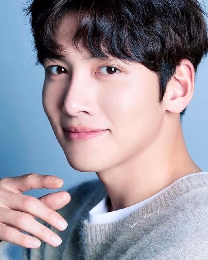 13. Ji Chang Wook: Nam diễn viên sinh năm 1987 nổi tiếng nhờ những vai diễn hành động như "Healer", "K2"... Những năm gần đây, anh cũng hoạt động tích cực ở mảng nhạc kịch.