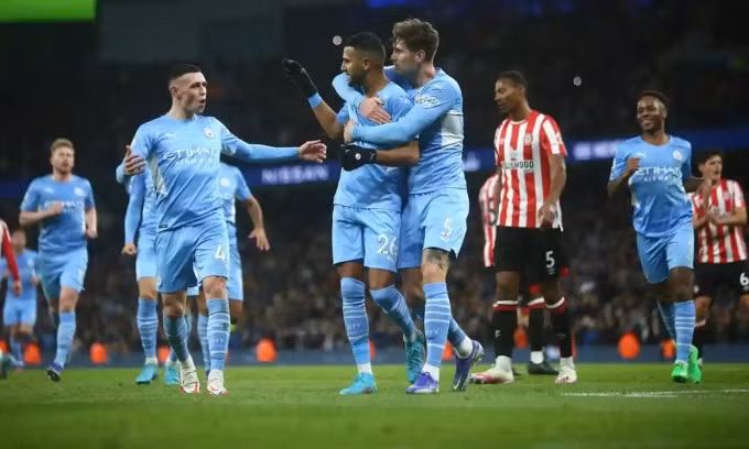Mahrez được đồng đội chúc mừng sau khi đánh thành công quả phạt đền để mở tỷ số. Ảnh: Shutterstock.