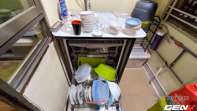 Bát đũa sau khi đã rửa xong cũng tốn thời gian và công sức để cất