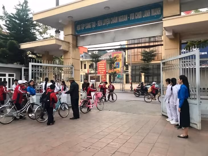 Đội thanh niên tình nguyện Trường THCS Cửa Ông, TP Cẩm Phả hướng dẫn, nhắc nhở học sinh tham gia giao thông an toàn (tháng 1/2022).