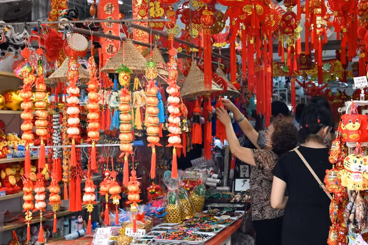Người dân chọn mua đồ trang trí Tết tại Singapore ngày 31/1/2022. Ảnh: AFP/ TTXVN