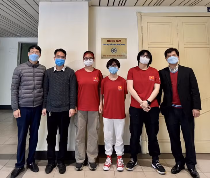 Các thành viên của Đội thi và giáo viên bảo trợ cùng lãnh đạo nhà trường chụp ảnh lưu niệm trước giờ thi.