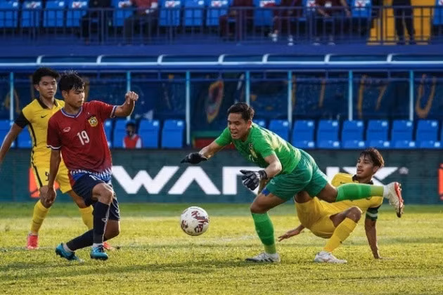U23 Malaysia (vàng) thua ngược 1-2 trước Lào ở trận mở màn bảng B giải U23 Đông Nam Á 2022 hôm 18/2. Ảnh: AFF.