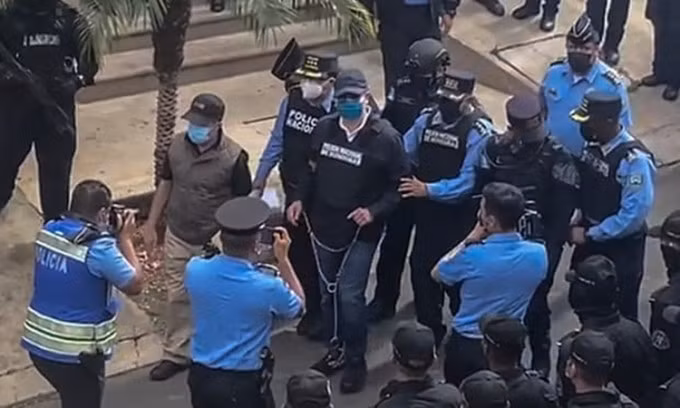 Cựu tổng thống Honduras Juan Orlando Hernandez bị áp giải khỏi nhà riêng ở thủ đô Tegucigalpa hôm 15/2. Ảnh: AFP.