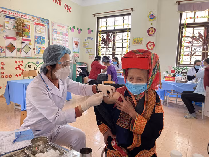 Tiêm vắc-xin phòng Covid-19 cho người dân xã Thanh Lâm, huyện Ba Chẽ.