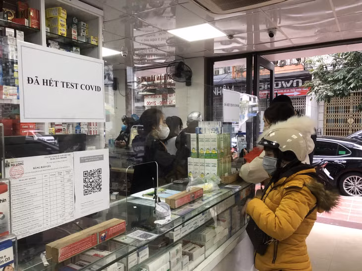 Nhiều cửa hàng thuốc trên địa bàn TP Hạ Long đã phải treo biển "hết test nhanh" do chưa nhập được hàng.