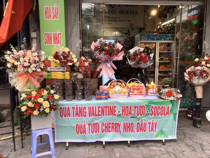 Hoa tươi, giỏ quả cũng được nhiều người chọn mua tặng người thương trong dịp Valentine.