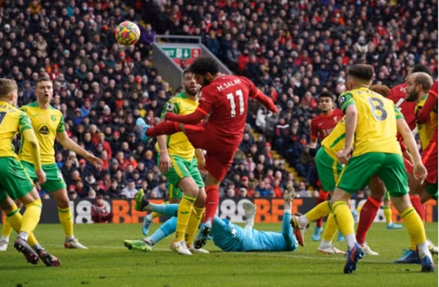 Salah tả xung hữu đột trước hàng thủ Norwich City.