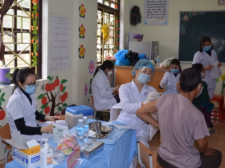 Tiêm vắc xin phòng Covid-19 giảm được diễn biến nặng, giảm nguy cơ tử vong khi mắc. Ảnh chụp tại điểm tiêm vắc xin phòng Covid-19 mũi 3 xã Thanh Lâm, huyện Ba Chẽ, tháng 1/2022.