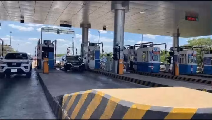 Đơn vị vận hành phải xả trạm thu phí cao tốc TP.HCM - Long Thành - Dầu Giây vì kẹt xe nghiêm trọng (Ảnh: Tuấn Kiệt)