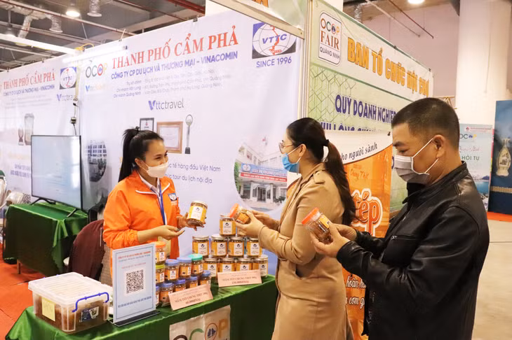 Người dân tin tưởng lựa chọn sản phẩm OCOP của tỉnh tại Hội chợ OCOP Quảng Ninh 2021.
