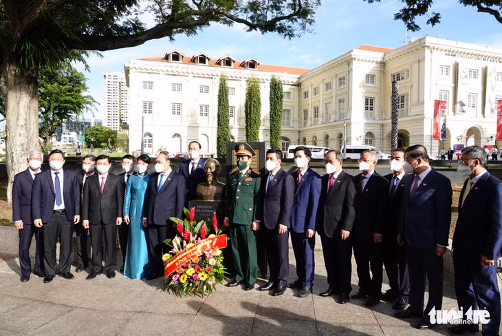 Chủ tịch nước Nguyễn Xuân Phúc dâng hoa tượng đài Chủ tịch Hồ Chí Minh tại Singapore - Ảnh 5.
