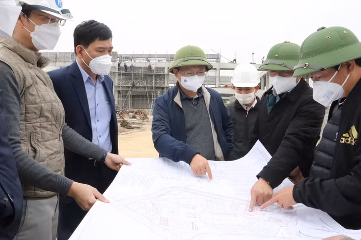 Phó Chủ tịch Thường trực UBND tỉnh Cao Tường Huy kiểm tra các hạng mục xây mới và nâng cấp tại Trung tâm Huấn luyện và thi đấu thể dục thể thao tỉnh.