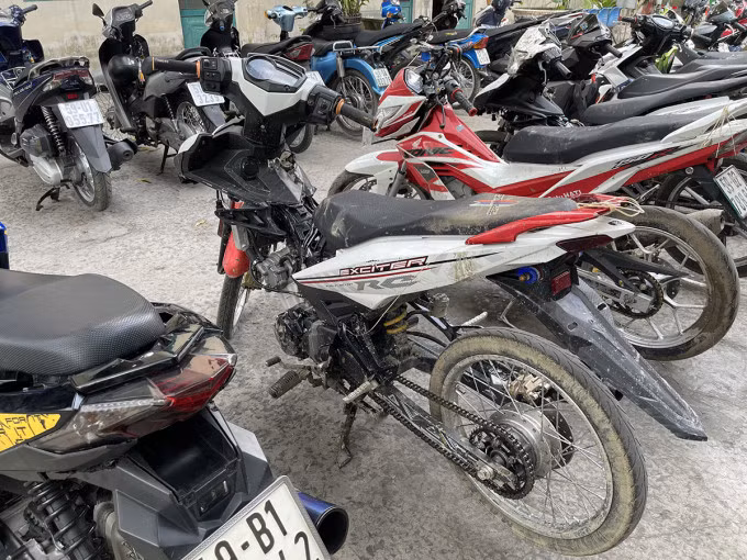 Gần 20 xe độ, chế bị cảnh sát thu giữ. Ảnh: Phòng Cảnh sát giao thông TP HCM