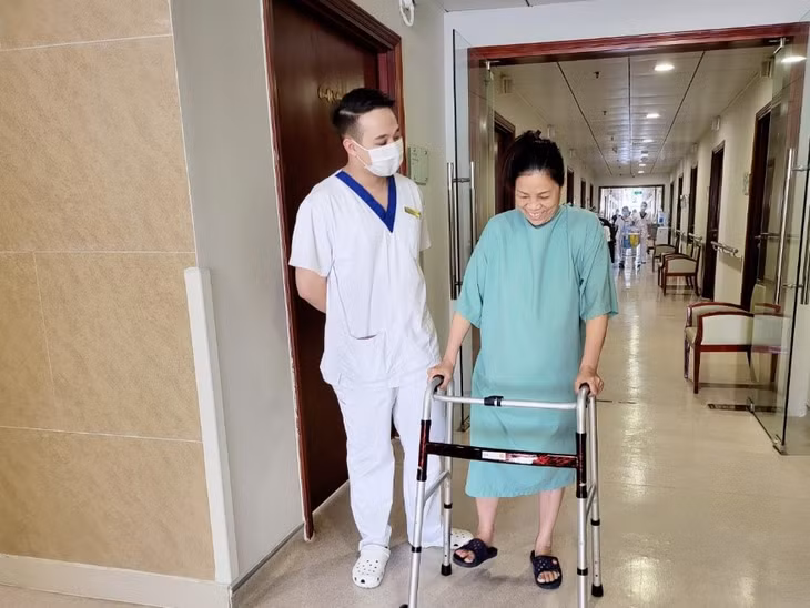 Bệnh nhân sau phẫu thuật khớp háng có thể tập đi lại sớm với trạng thái khỏe mạnh và tâm trạng tốt.