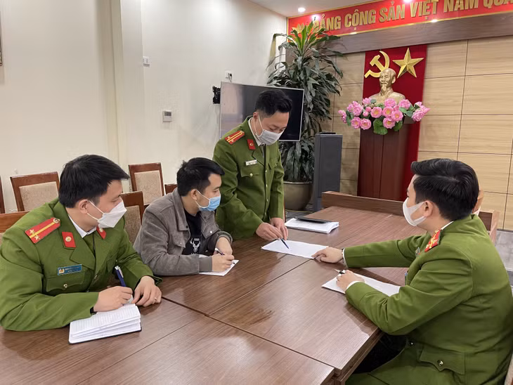 Cán bộ Đội Cảnh sát hình sự (Công an TP Hạ Long) bàn phương án đảm bảo ANTT dịp trước, trong và sau Tết Nguyên đán 2022.