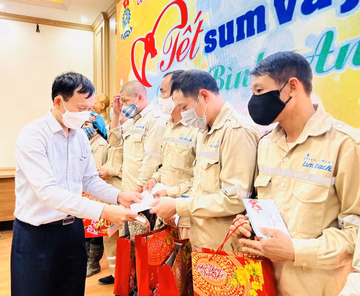 Công đoàn Công ty CP Xi măng và Xây dựng Quảng Ninh tổ chức Tết sum vầy-Xuân Bình an năm 2022 cho người lao động. 