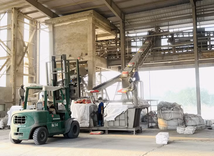 Không khí làm việc tấp nập tại Công ty CP xi măng và xây dựng Quảng Ninh những ngày đầu xuân 2022.