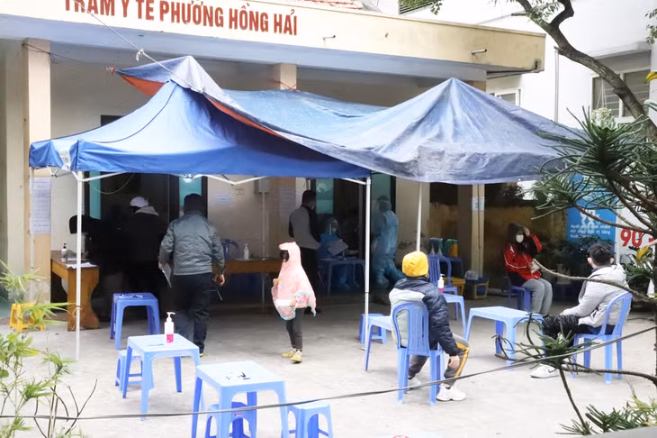 Người dân đến khai báo y tế tại phường Hồng Hải.