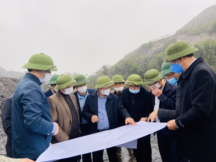 Đồng chí Phó Chủ tịch Thường trực UBND tỉnh kiểm tra vị trí các điểm mỏ đất san lấp trên địa bàn TX Đông Triều.