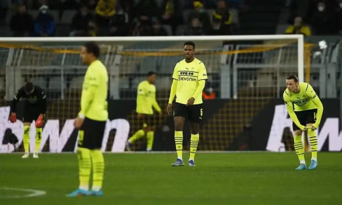 Trung vệ Dan-Axel Zagadou thất vọng sau khi phản lưới nhà, khiến Dortmund thua bàn thứ tư. Ảnh: Reuters.