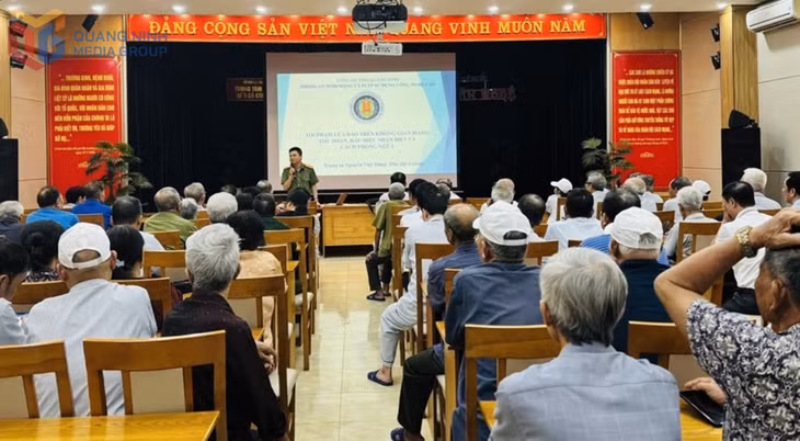 Công an tỉnh tuyên truyền cho người có công tại Trung tâm Điều dưỡng người có công Quảng Ninh.