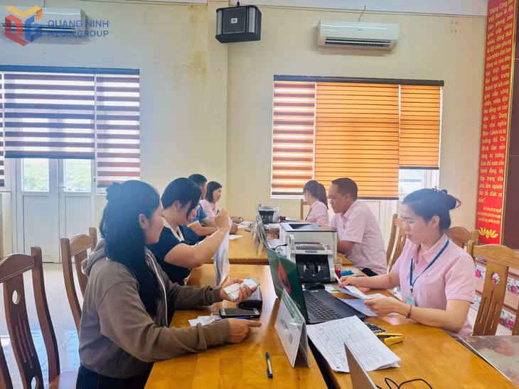 Cán bộ Ngân hàng Chính sách xã hội Cẩm Phả thực hiện giao dịch tại xã Hải Hòa.
