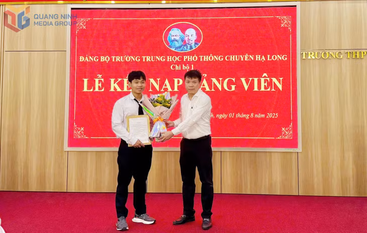 Đảng bộ Trường THPT Chuyên Hạ Long trực thuộc Đảng bộ UBND tỉnh tổ chức lễ kết nạp đảng cho 04 học sinh ưu tú thuộc các chi bộ 1, 2, 5, 6.