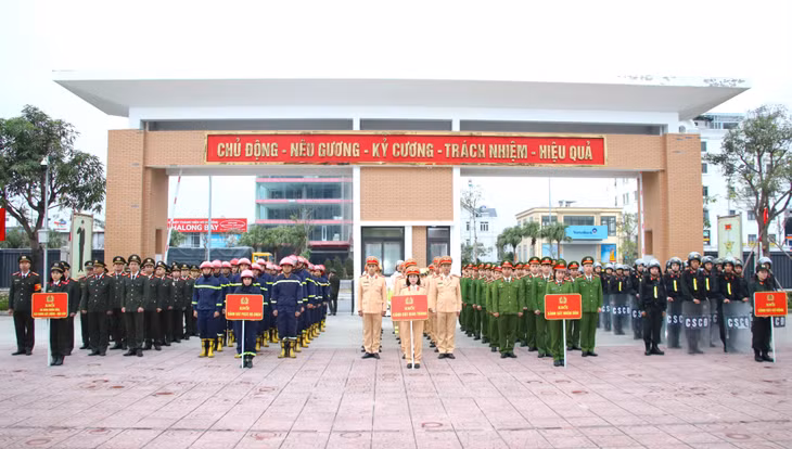 Các lực lượng tham dự buổi lễ.