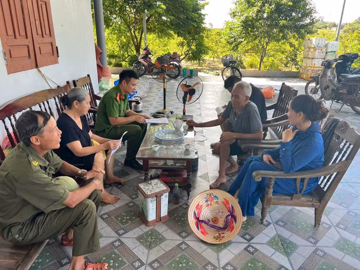 Công an phường An Sinh phối hợp cùng Tổ quản lý người nghiện, người sử dụng ma túy, người sau cai nghiện ma túy tuyên truyền pháp luật phòng chống ma túy đến người dân trên địa bàn. Ảnh: Công an phường An Sinh
