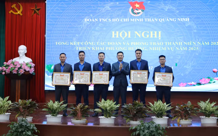 Các tập thể có thành tích xuất sắc trong công tác Đoàn và phong trào thanh niên năm 2024 được nhận giấy khen của Ban Chấp hành Đoàn Than.