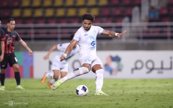 Nguyễn Xuân Son ghi bàn từ chấm phạt đền, giúp Nam Định rút ngắn tỷ số trong trận thua Bangkok United 2-3. Ảnh: Lâm Thỏa