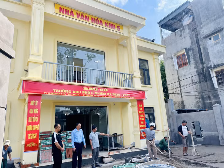 UBND phường Hà Trung và khu phố 5 đôn đốc nhà thầu đẩy nhanh tiến độ thi công, đảm bảo đưa nhà văn hóa vào sử dụng trước ngày 10/12/2024.