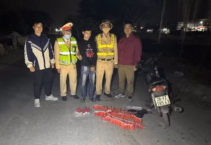 Đối tượng N.V.Đ. (đứng giữa) cùng phương tiện xe mô tô biển kiểm soát 28FZ-185.43 chở tang vật nghi là pháo nổ.