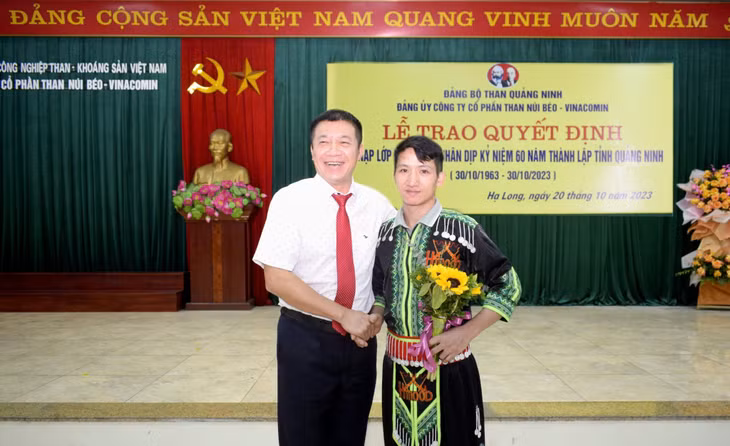 Bí thư Đảng ủy, Giám đốc Công ty CP Than Núi Béo, chúc mừng đảng viên trẻ Thào A Thênh.