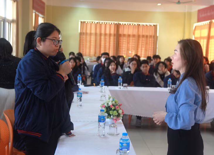 Các em học sinh tự tin trả lời câu hỏi về tác giả, tác phẩm văn học.
